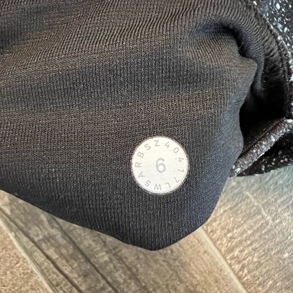 Lululemon Train Times 7/8 Pant 25"
Mineralize Multi / Black - Picture 8 of 9